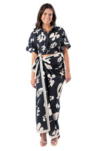 Load image into Gallery viewer, Cropped Twist Front Shirt - Black White
