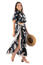 Load image into Gallery viewer, Cropped Twist Front Shirt - Black White
