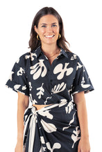 Load image into Gallery viewer, Cropped Twist Front Shirt - Black White

